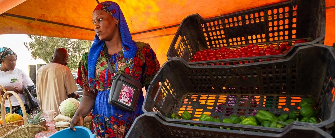 Distributrice du marché de producteurs bio du REFABEC à Thiès (Sénégal) © R. Belmin, Cirad
